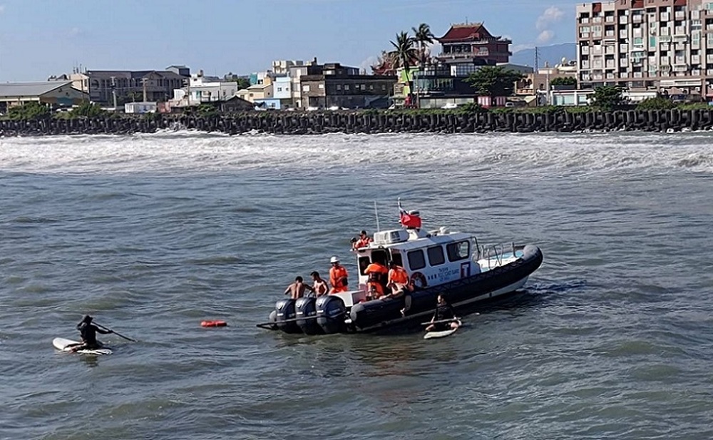 2025/06/15國中生屏東枋寮海域戲水遇海流 海巡緊急救援6人，1人持續搜救中