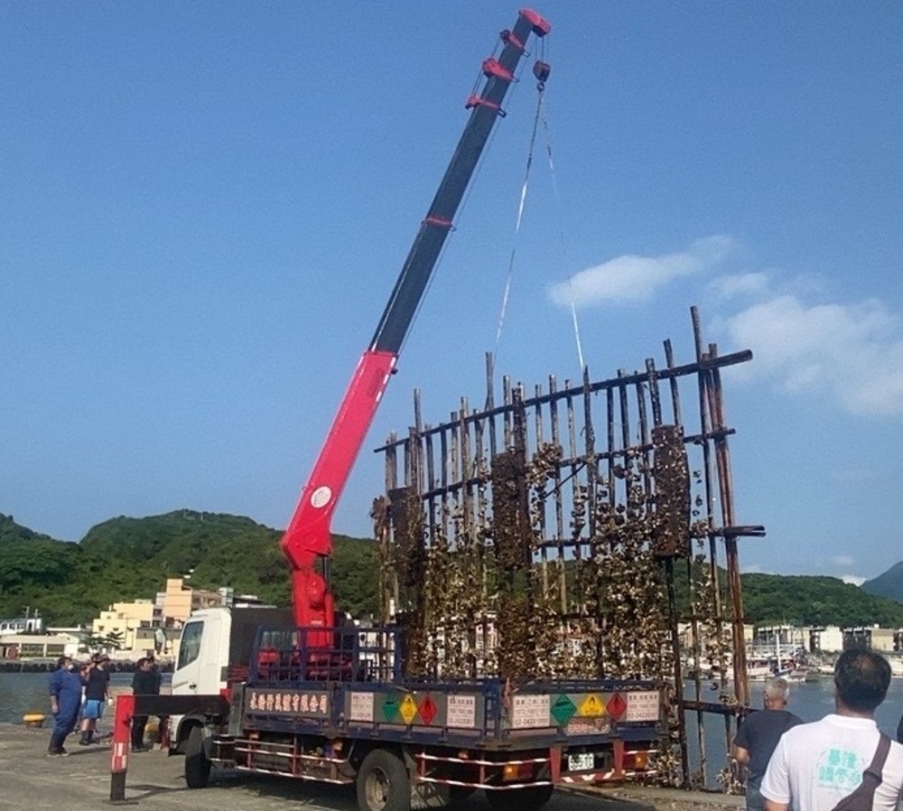 2022/07/13基隆外海發現流失蚵棚 海保署啟動緊急清除作業