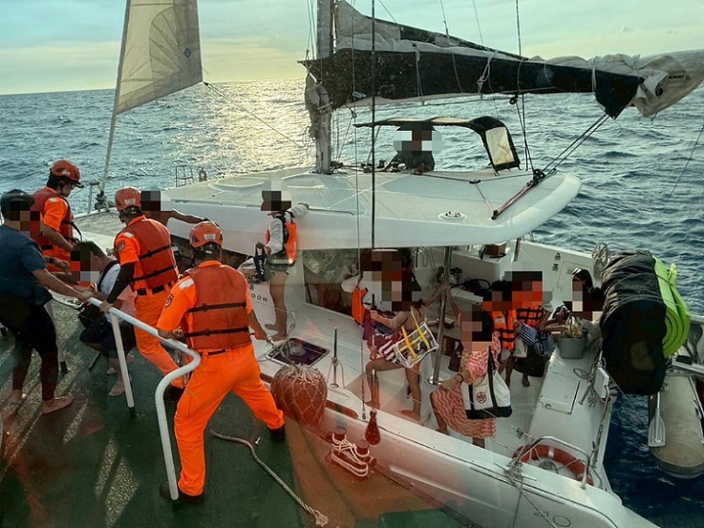 2025/08/24小琉球海域遊艇驚傳故障 高雄海巡疾馳救援17名遊客返港