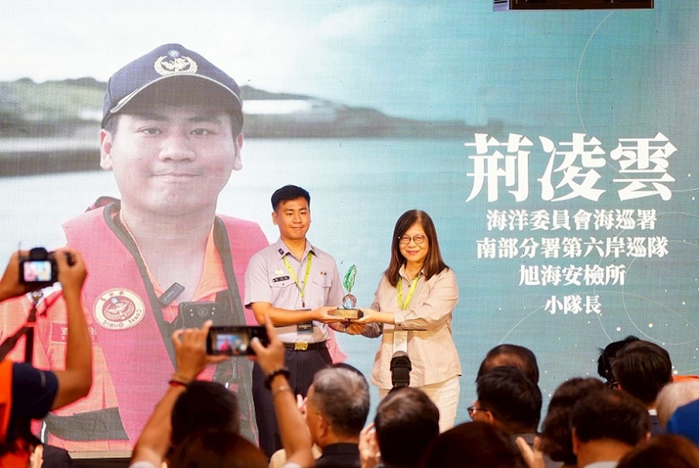 2025/09/03海巡署南部分署中尉荊凌雲榮獲「大武山職場新人賞」 管碧玲主委親頒肯定