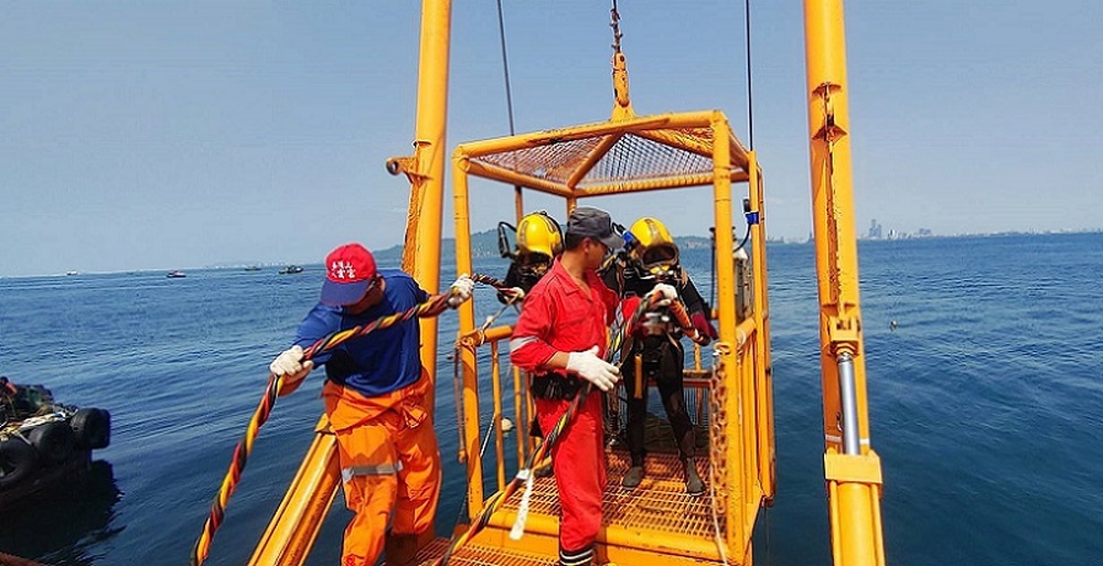 2023/09/19天使輪重油已全部抽除 僅剩機艙內1座柴油櫃持續鑽孔趕工中