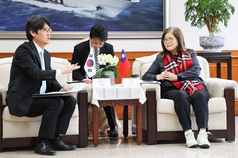 2026/03/12駐臺北韓國代表部率團拜訪海委會就東亞區域安全、海上救生救難及跨境犯罪打擊等議題進行交