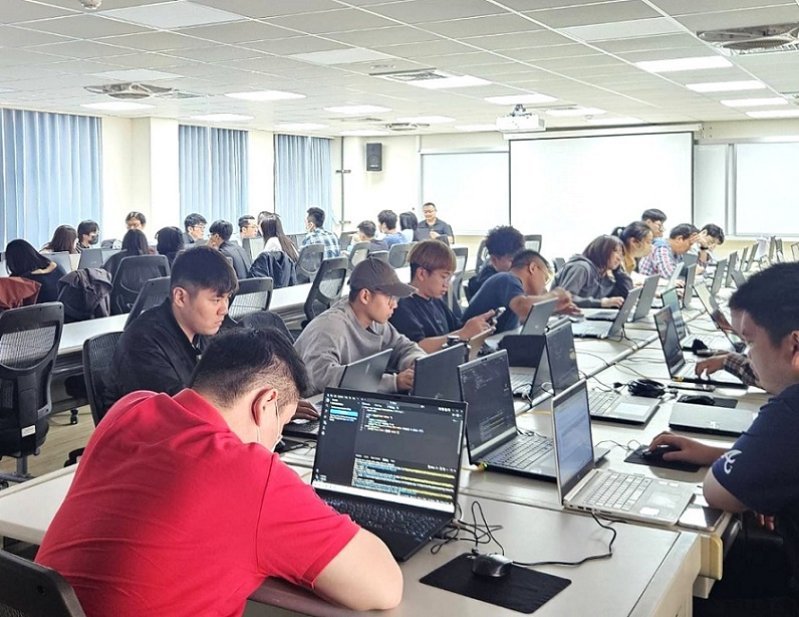 2026/03/13南臺灣半導體熱潮升溫 高雄校區碩士班百人搶位、錄取率僅4.2% 