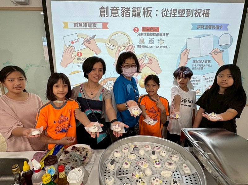 2026/05/08吉東國小食農課親手製作母親節禮物「客家豬籠粄」並附感恩卡送給家人