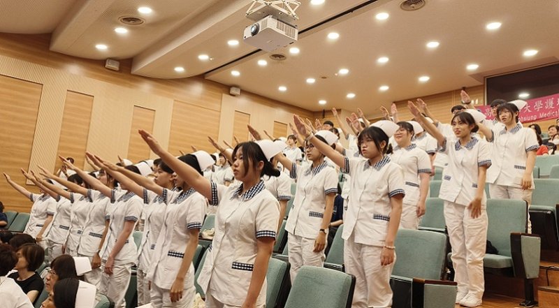 2026/05/11高醫大護理學系加冠典禮　54名學生承接使命開展多元護理之路