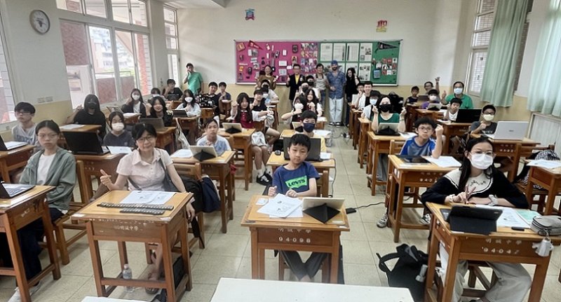 2026/05/28雙語碰上AI！高雄45名師生挑戰運算思維，邊解題邊練英文