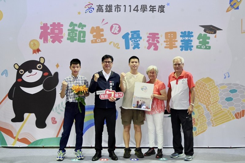 2026/07/01陳其邁市長今與114學年畢業生合影  期勉畢業生勇敢追逐夢想