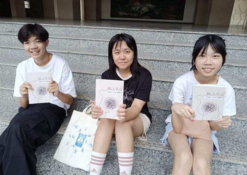 2026/07/09英明國中三位小作家出版畢業創作專輯「紙上次元」  用文字打造自己的宇宙