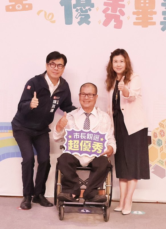 2026/07/15北高雄模範生與市長合影，陳其邁市長與優秀學子共享畢業榮耀