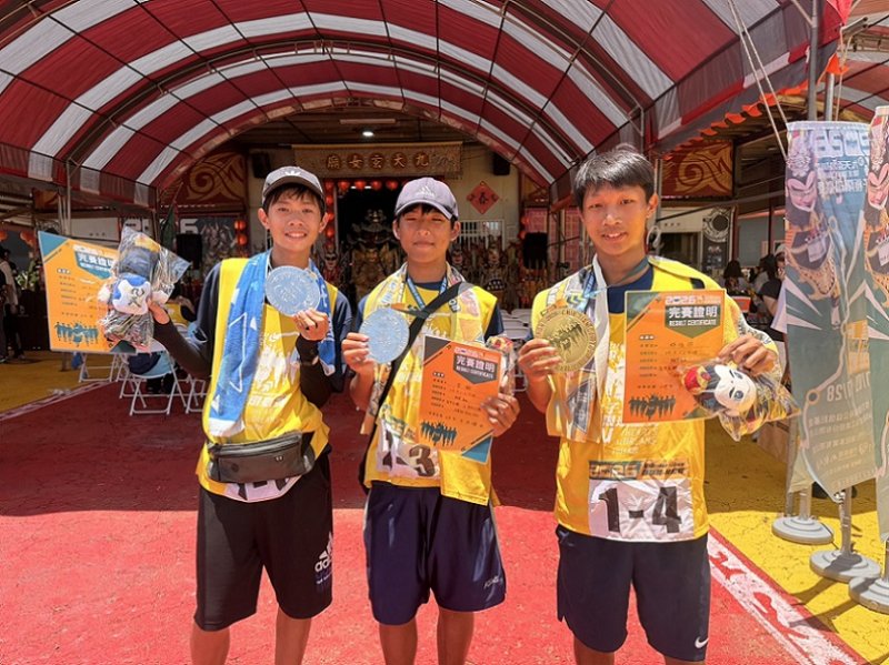 20269/07/雄中三位學子走過烈日與颱風風雨！28天徒步1035公里環島今完成挑戰