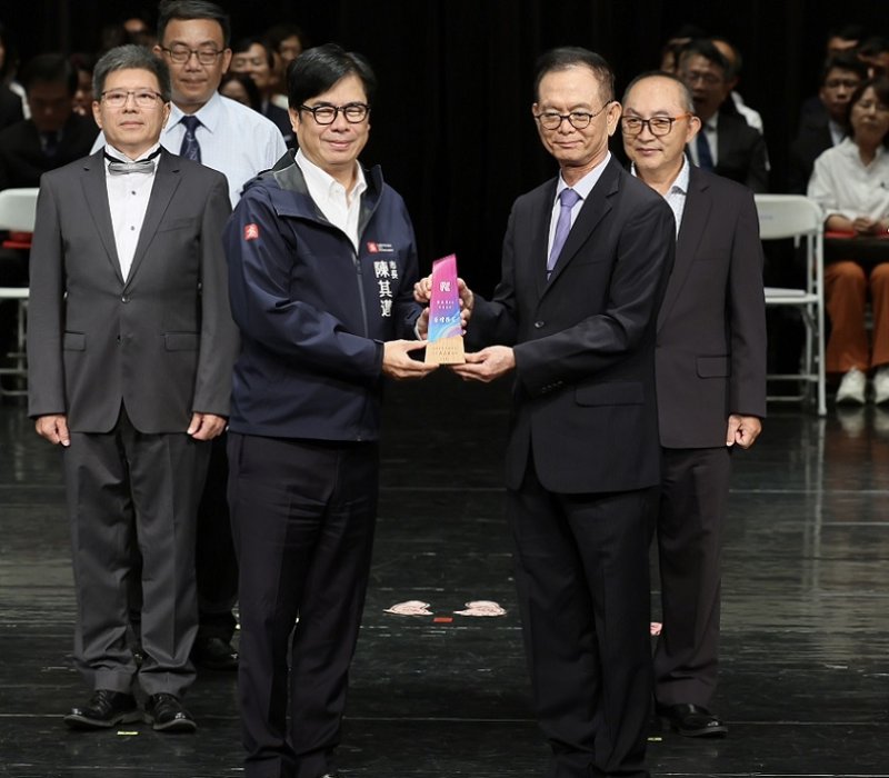 2026/07/31高雄市115學年度新卸任校長布達暨交接典禮  陳其邁市長期勉校長秉持教育初心為高雄教育打拼