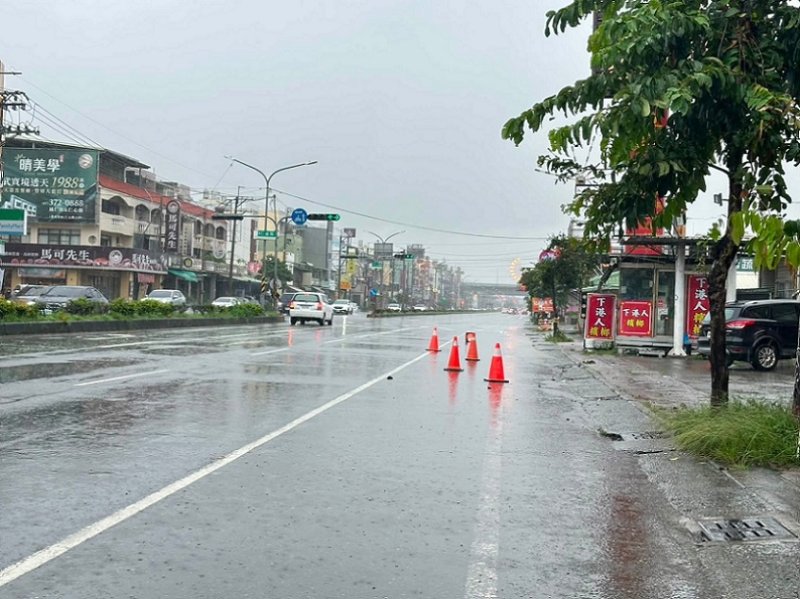 2026/08/22鳥松神農路與鳳山澄清路因強降雨短暫積水  捷運局第一時間迅速處置維護行車安全