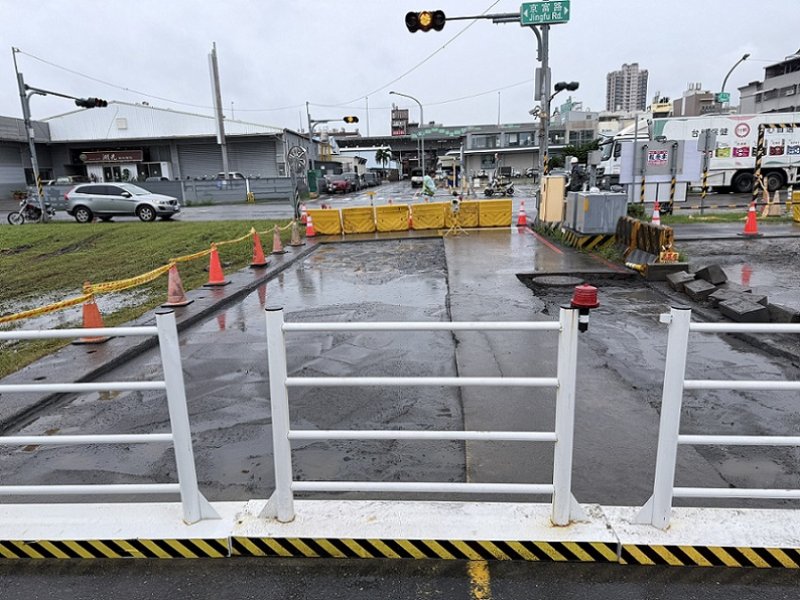 2026/08/31仁武區京文街口路面下陷 水利局完成緊急灌漿