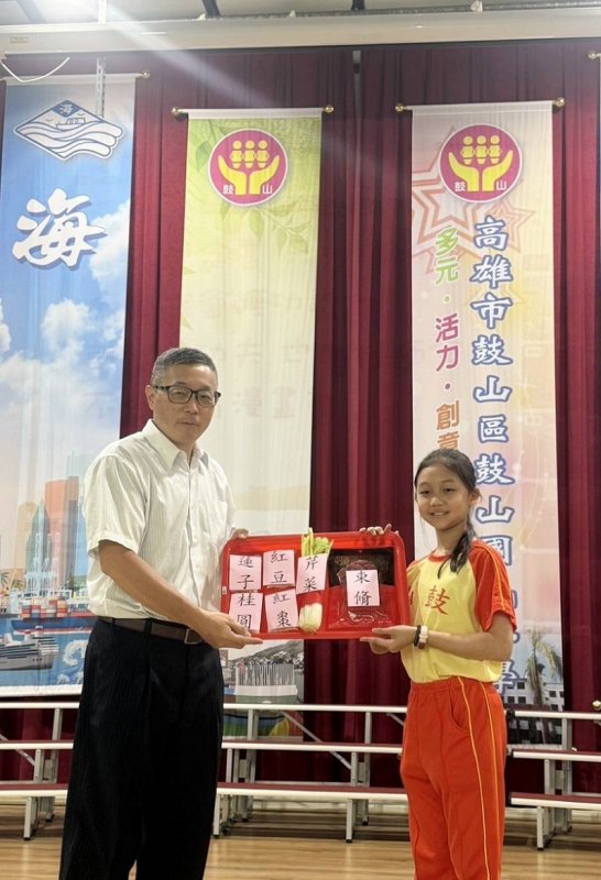 2026/09/22鼓山國小教師節前夕學生代表以古禮獻束脩、拜師帖、謝師恩