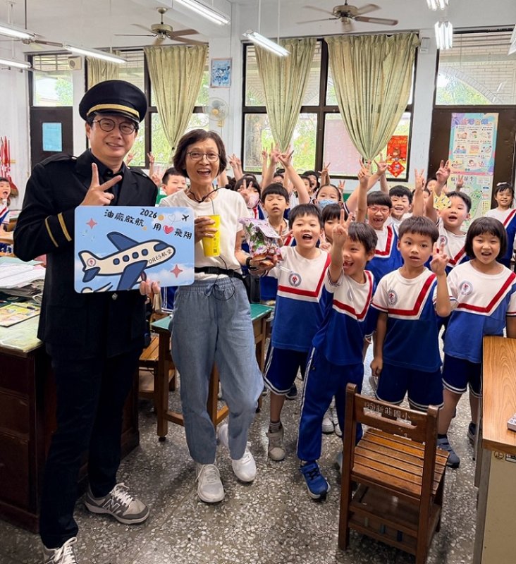 2026/09/23油廠國小校長化身機長推餐車送祝福，教師節「送餐到班」暖進老師心裡