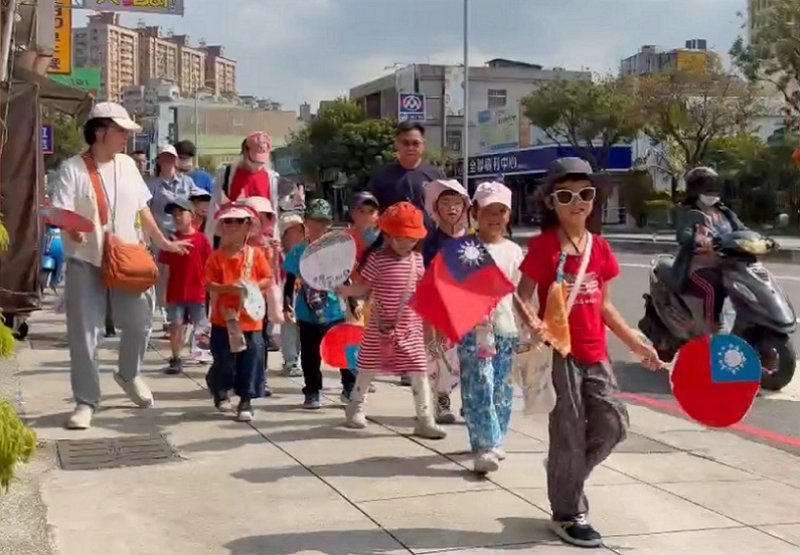 2026/10/09小小國旗超人出動！左新非營利幼兒園400親師生走入社區祝國家生日快樂