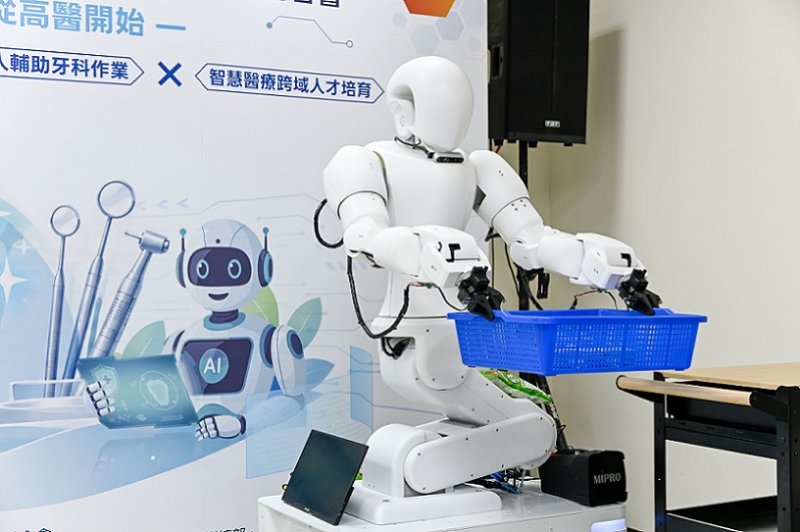 2026/10/16高醫攜手牙醫師全聯會培育新世代智慧牙醫人才 讓新一代機器人「Anna安娜」加入教學