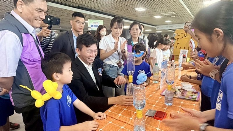 2026/10/17深水國小科學園遊會中玩轉科學、雙語秀實力 展現學習成果