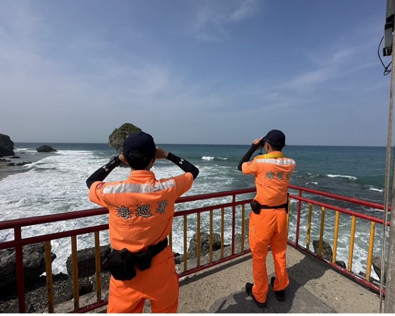 2026/10/22遊客小琉球美人洞戲水遭浪捲走　海巡協同民間搜救接駁後送本島