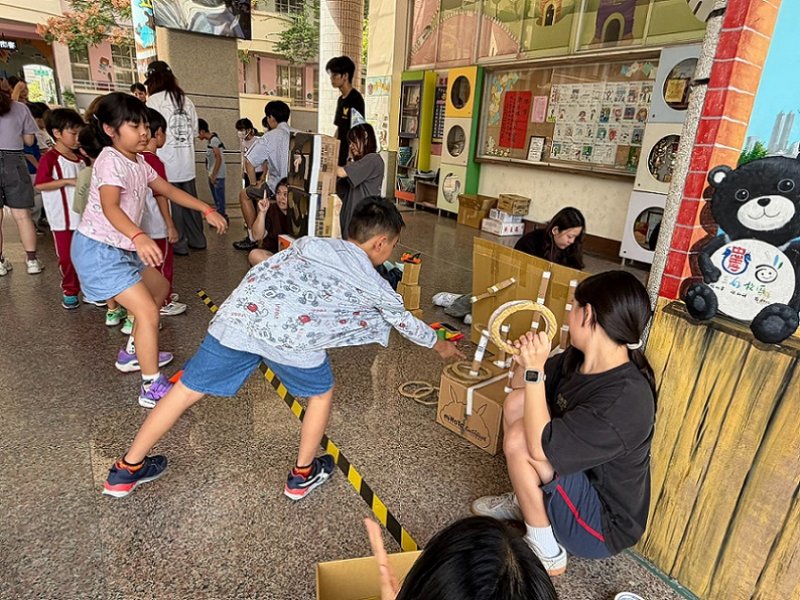 2026/10/23中山大學與忠孝國小辦設計共學營 萬聖節紙箱遊戲同樂會讓學童玩得意猶未盡