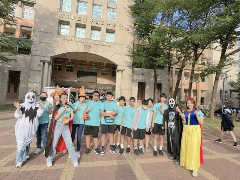 2026/10/31青年國中偕手家長會於萬聖節發糖宣導反毒反詐反暴力活動